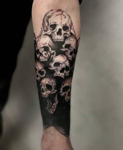 Tatuaż piramidy czaszek w stylu dotwork na łydce